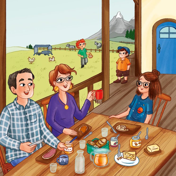 Familie Gärtner sitzt am Frühstückstisch im Freien, im Hintergrund sieht man Tiere, ein Hühnerhaus, Wiesen, Wald und Berge.